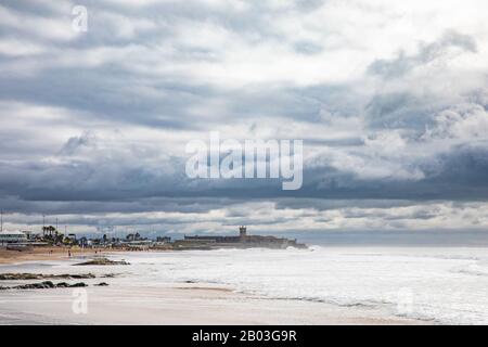 Lisbonne, Portugal. 17 février 2020. Vue sur la plage de Carcavelos au cours du Chapitre Parfait 2019/2020 à Lisbonne. Crédit: Sopa Images Limited/Alay Live News Banque D'Images