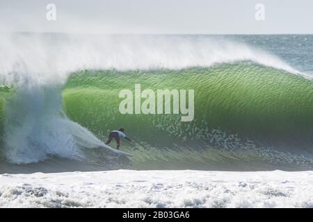 Lisbonne, Portugal. 17 février 2020. Le surfer brésilien, Pedro Calado monte sur une vague au cours du chapitre Parfait 2019/2020 à la plage de Carcavelos à Lisbonne. Crédit: Sopa Images Limited/Alay Live News Banque D'Images