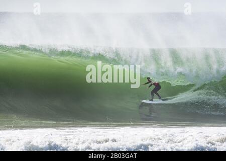 Lisbonne, Portugal. 17 février 2020. Le surfeur espagnol, Aritz Aranburu roule sur une vague pendant le chapitre Parfait 2019/2020 à la plage de Carcavelos à Lisbonne. Crédit: Sopa Images Limited/Alay Live News Banque D'Images