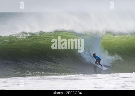 Lisbonne, Portugal. 17 février 2020. Le surfeur portugais, Afonso Antunes, monte sur une vague au cours du chapitre Parfait 2019/2020 à la plage de Carcavelos à Lisbonne. Crédit: Sopa Images Limited/Alay Live News Banque D'Images