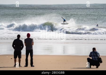 Lisbonne, Portugal. 17 février 2020. Le surfeur portugais, Joao Moreira monte sur une vague pendant le chapitre Parfait 2019/2020 à la plage de Carcavelos à Lisbonne. Crédit: Sopa Images Limited/Alay Live News Banque D'Images