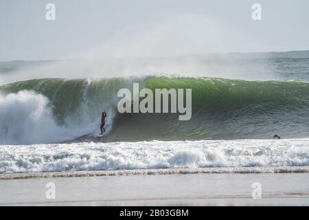 Lisbonne, Portugal. 17 février 2020. Le surfeur espagnol, Aritz Aranburu roule sur une vague pendant le chapitre Parfait 2019/2020 à la plage de Carcavelos à Lisbonne. Crédit: Sopa Images Limited/Alay Live News Banque D'Images