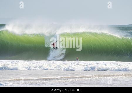 Lisbonne, Portugal. 17 février 2020. Le surfeur américain Cory Lopez monte sur une vague au cours du Chapitre Parfait 2019/2020 à la plage de Carcavelos à Lisbonne. Crédit: Sopa Images Limited/Alay Live News Banque D'Images