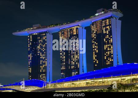 Vue sur la ville de Singapour la nuit. Sur la photo l'hôtel Marina Bay Sands, Banque D'Images