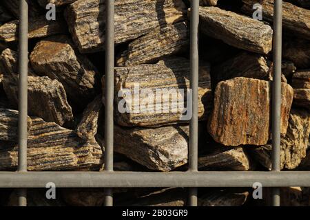 Gabion. Gros plan sur une structure en acier galvanisé remplie de morceaux de roche spectaculaires. Banque D'Images