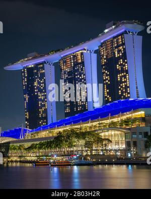 Vue sur la ville de Singapour la nuit. Sur la photo l'hôtel Marina Bay Sands, Banque D'Images