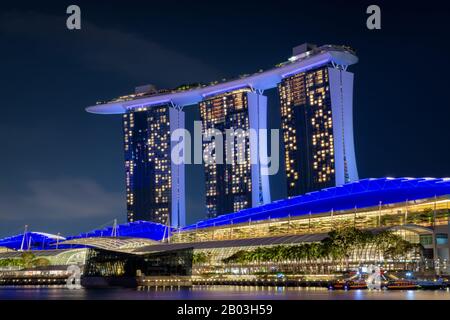 Vue sur la ville de Singapour la nuit. Sur la photo l'hôtel Marina Bay Sands, Banque D'Images