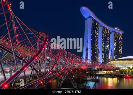 Vue sur la ville de Singapour la nuit. Sur la photo l'hôtel Marina Bay Sands, Banque D'Images