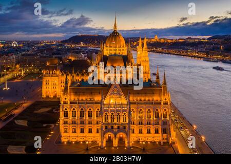 Budapest, Hongrie - vue aérienne à l'heure bleue du Parlement hongrois avec le Palais Royal du château de Buda, la Statue de la liberté et la roue ferris en arrière-plan Banque D'Images