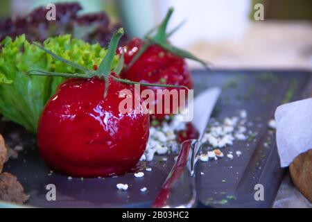 Cuisine moléculaire Coller sous forme de légumes avec des herbes sur la plaque sombre Banque D'Images