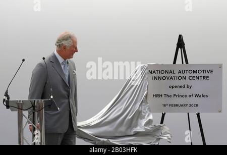 Le Prince de Galles dévoile une plaque lors d'une visite pour ouvrir officiellement le Centre national d'innovation automobile (NAIC) à Coventry, dans le cadre de sa tournée dans le Warwickshire et les West Midlands. Banque D'Images