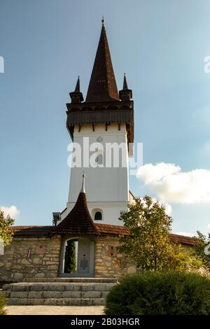 Le clocher de l'église réformée hongroise de Korosfo, Transylvanie, le jour ensoleillé de l'automne Banque D'Images