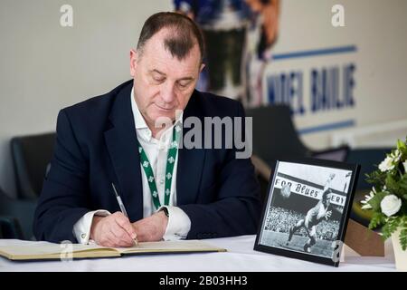 Patrick Nelson, Directeur général de l'IFA, signe le livre de condoléances à la légende du football de Manchester United et d'Irlande du Nord, Harry Gregg, décédé dimanche, au stade national de football de Windsor Park à Belfast. Banque D'Images