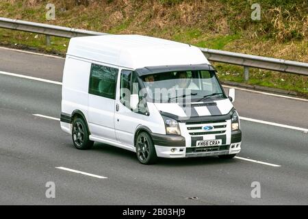 2011 blanc Ford Transit 140 T350M Ltd D/C diesel LCV UK circulation automobile, transport routier, véhicules modernes, voitures berline, conduite de véhicules, Routes, moteurs, conduite en direction du sud sur l'autoroute M61 Banque D'Images