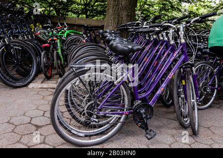 New York City, États-Unis - 6 juin 2019: Location de vélos dans le parking du Central Park Banque D'Images