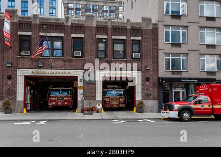 New York, États-Unis - 6 juin 2019 : des pompiers sont stationnés dans la caserne de pompiers de Manhattan Banque D'Images