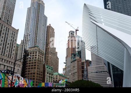 New York City, États-Unis - 7 juin 2019: Gratte-ciel près du pavillon de l'Oculus, ou World Trade Center Transportation Hub à Manhattan Banque D'Images