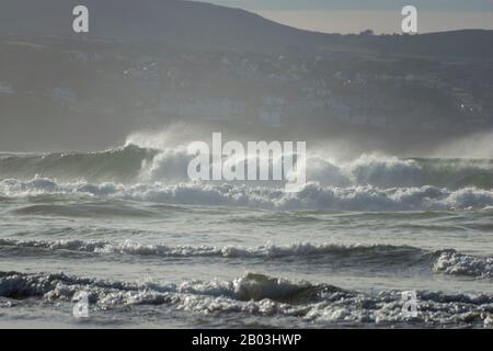 Vagues se brisant à marée basse dans la baie St Ives, Cornwall. Banque D'Images