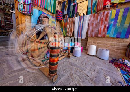 Femme iranienne tissant du tissu de façon traditionnelle, à Meybod, Iran. Banque D'Images