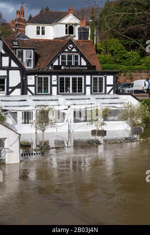 Inondation de la rivière Severn à Shrewsbury, Royaume-Uni. Inondation Du Boathouse Pub Banque D'Images