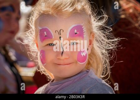 Jeune fille avec visage peint, festival d'été, Reykjavik, Islande Banque D'Images