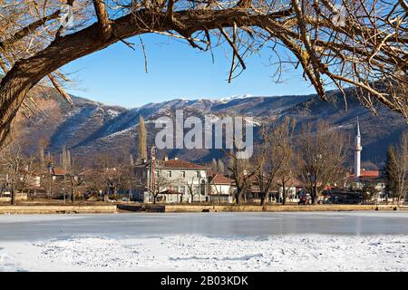 Vue sur le village de Golcuk et le lac gelé près des villes de Birgi et Odemis dans la province d'Izmir, en Turquie Banque D'Images