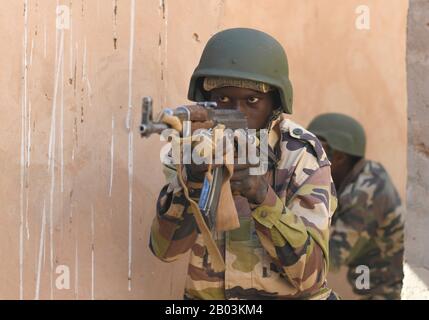 Soldats avec les Forces armées du Niger lors d'une petite unité tactique et formation opérationnelle enseignée par les Forces aériennes américaines 409ème Escadron des forces de sécurité expéditionnaires à la base aérienne nigériane 201 le 11 février 2020 à Agadez, au Niger. Le cours de huit semaines vise à mieux préparer les forces armées du Niger à lutter contre les organisations extrémistes violentes dans la région. Banque D'Images