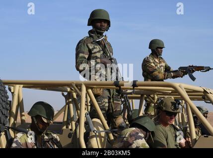 Soldats avec les Forces armées du Niger lors d'une petite unité tactique et formation opérationnelle enseignée par les Forces aériennes américaines 409ème Escadron des forces de sécurité expéditionnaires à la base aérienne nigériane 201 le 11 février 2020 à Agadez, au Niger. Le cours de huit semaines vise à mieux préparer les forces armées du Niger à lutter contre les organisations extrémistes violentes dans la région. Banque D'Images