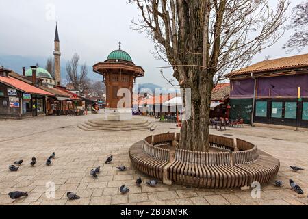 Centre de la vieille ville avec la fontaine connue sous le nom de Sebilj, à Sarajevo, en Bosnie-Herzégovine Banque D'Images