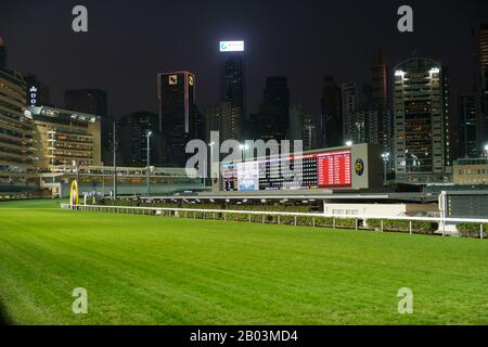 Hong Kong, novembre 2019 : piste de course vide et horizon arrière-plan, course de chevaux au Hong Kong Jockey Club, Happy Valley Banque D'Images