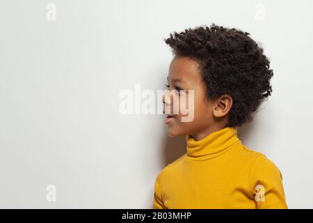 Joli garçon noir, portrait profil visage enfant Banque D'Images