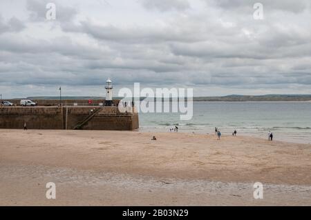 En face de Harbour Sand jusqu'à Smeatons Pier et St Ives Bay depuis West Pier à St Ives, Cornwall à marée basse. Banque D'Images