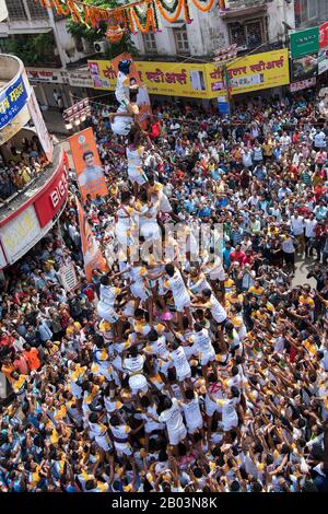 L'image de la pyramide humaine brisant dahi Handi dans le festival de Mumbai, Maharashtra, Inde Banque D'Images