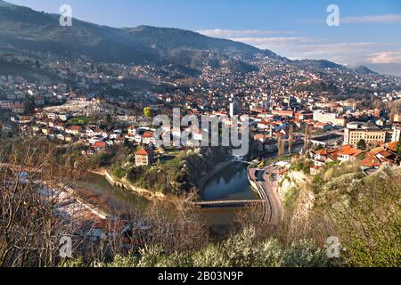 Horizon de Sarajevo et de la rivière Miljacka, Sarajevo, Bosnie-Herzégovine Banque D'Images