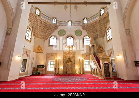 Intérieur de la mosquée ottomane du XVIe siècle de Gazi Husrev Bey dans la région de Bascarsija, à Sarajevo, en Bosnie-Herzégovine Banque D'Images