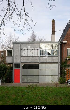 Utrecht, garage mit Chauffeurswohnung, 1928 von Gerrit Rietveld erbaut, Straßenseite Banque D'Images