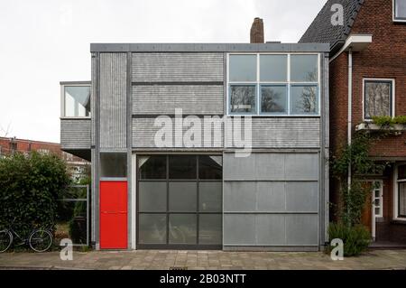 Utrecht, garage mit Chauffeurswohnung, 1928 von Gerrit Rietveld erbaut, Straßenseite Banque D'Images