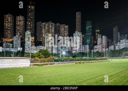 Piste de course vide et horizon arrière-plan, course de chevaux au Hong Kong Jockey Club, Happy Valley Banque D'Images