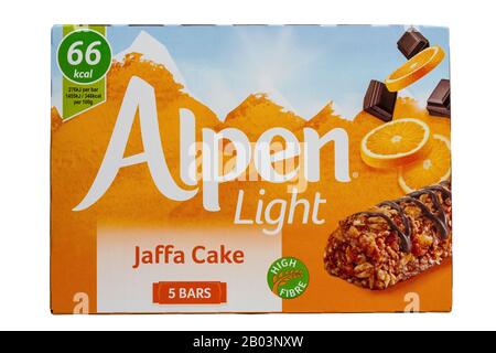 Boîte de Cake Jaffa clair Alpen bars haut en fibre isolée sur fond blanc Banque D'Images