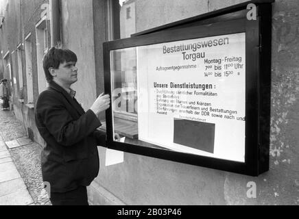 15 février 1990, Saxe, Torgau : l'un de nos employés travaille sur la vitrine du service funéraire de Torgau au début des années 1990. Photo : Volksmar Heinz/dpa-Zentralbild/ZB Banque D'Images