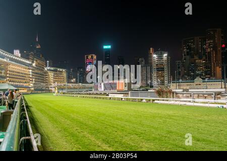 Hong Kong, novembre 2019 : piste de course vide et horizon arrière-plan, course de chevaux au Hong Kong Jockey Club, Happy Valley Banque D'Images