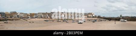 Panorama sur les gratte-ciel de St Ives, Harbour Sand et Smeatons Pier à marée basse. Cornwall, Angleterre. Banque D'Images