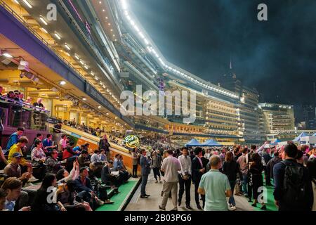 Hong Kong, Novembre 2019 : Course De Chevaux Au Hong Kong Jockey Club, Hippodrome Happy Valley Banque D'Images