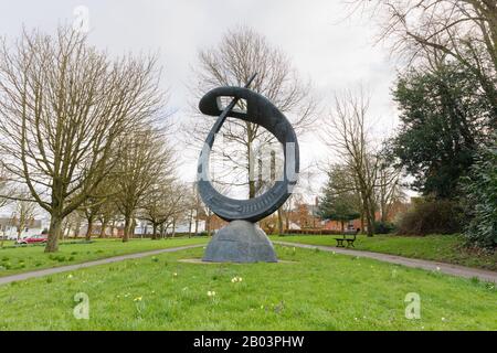 Rugby, Royaume-Uni, février 2020: Sir Frank Whittle Memorial sculpture de Stephen Broadbent stands dans Chestnut Fields espace public entouré d'arbres matures. Banque D'Images