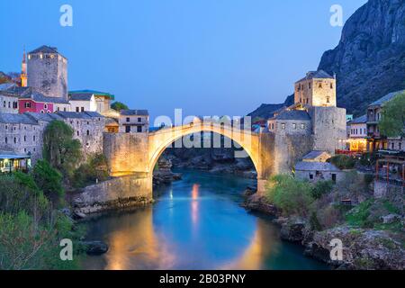 Pont historique de Mostar dans la ville de Mostar en Bosnie-Herzégovine Banque D'Images