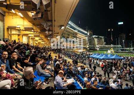 Hong Kong, Novembre 2019 : Course De Chevaux Au Hong Kong Jockey Club, Hippodrome Happy Valley Banque D'Images