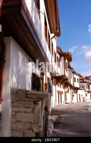 Les vieilles maisons Çankırı qui sont disposées en ligne sont des maisons de deux étages construites de bois, de brique, de lath et de plâtre techniques. Banque D'Images