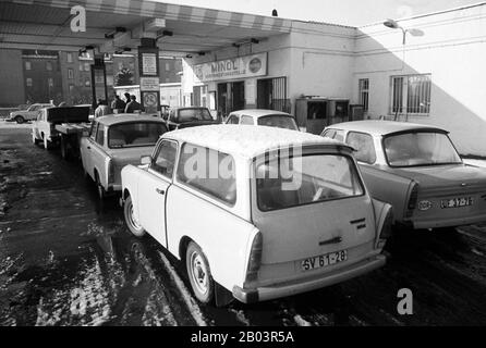 15 février 1990, Saxe, Torgau: Plusieurs Trabants sont garés devant une station d'essence Minol à Torgau au début des années 1990. Date exacte de l'enregistrement inconnue. Photo : Volksmar Heinz/dpa-Zentralbild/ZB Banque D'Images