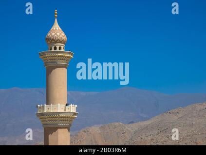 Gros plan sur le minaret de la grande mosquée Al Qala'a à Nizwa vu de la forteresse Nizwa en Oman. Banque D'Images