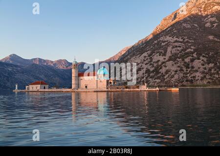 Église notre-Dame sur le Rocher au coucher du soleil, dans la baie de Kotor, mer Adriatique, Monténégro Banque D'Images